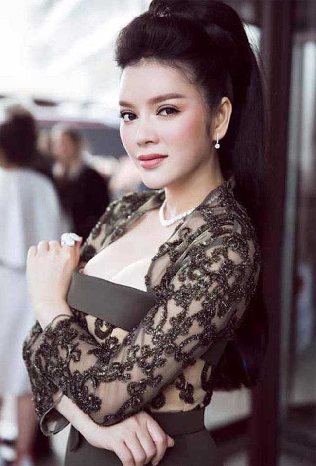Phần mép áo từng khiến Lý Nhã Kỳ bị hiểu lầm lộ đầu ngực. Tuy nhiên, cô khẳng định không hề có chuyện &#34;lộ hàng&#34; như nhiều người lầm tưởng. Lý Nhã Kỳ cho biết, cô có mặc một chiếc áo lót liền người. Bên cạnh đó, mặt trong có một lớp lót bằng vải màu nude may liền với bộ váy.