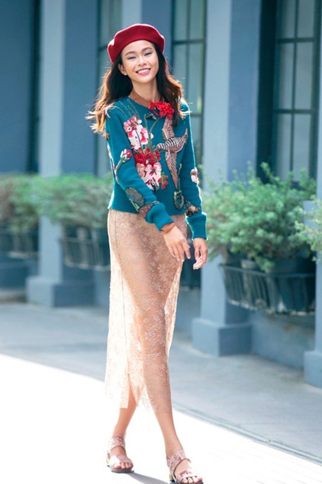 Chiếc váy ren màu da mỏng tang này khiến Mâu Thủy bị &#34;mang tiếng&#34; hớ hênh. Lớp váy lót bên trong cũng đồng màu với váy ngoài và da của nàng Á hậu gây ra sự cố hiểu nhầm đáng tiếc.