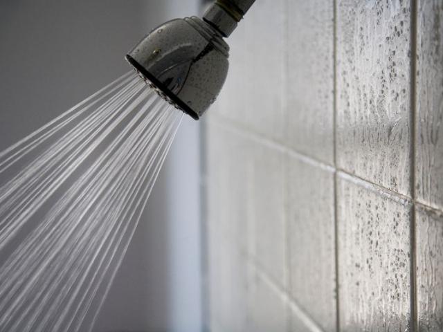 Thế giới - Bố dượng tử vong khi cứu con gái bị điện giật trong nhà tắm