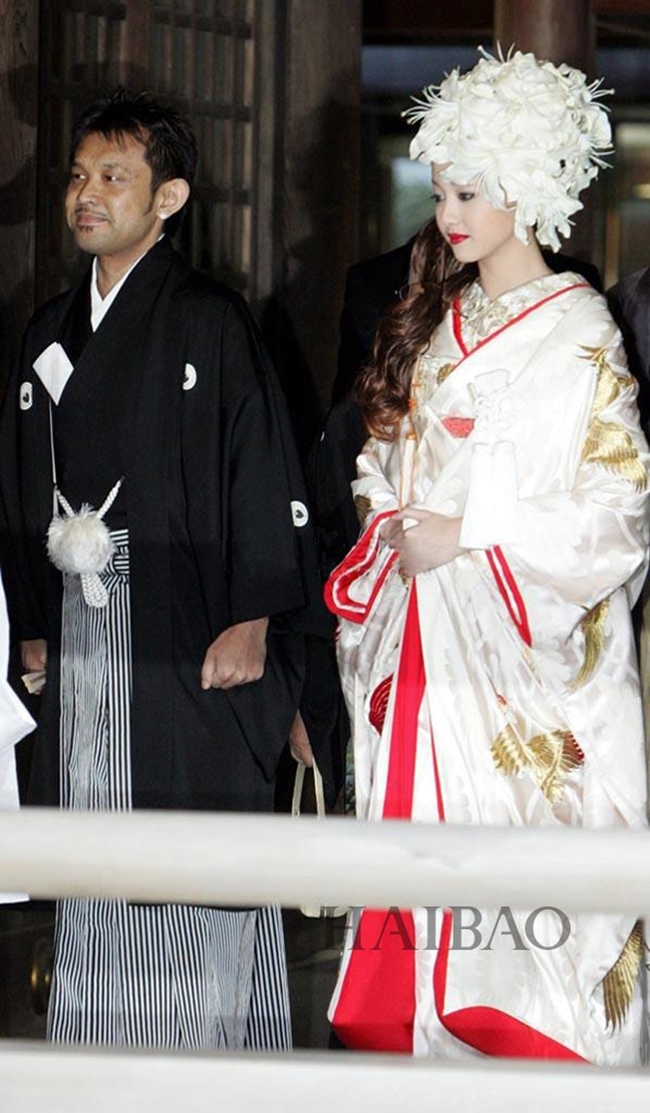 Năm 2009, Sawajiri kết hôn với một đại gia truyền thông hơn cô 22 tuổi - Tsuyoshi Takashiro. Cuộc hôn nhân gây ồn ào bởi chồng người đẹp được cho là có ngoại hình chênh lệch với Erika. Được biết, để cưới được "quốc bảo mỹ nữ" Nhật Bản, đại gia này phải ký một hợp đồng hôn nhân với nhiều điều khoản kỳ quặc.