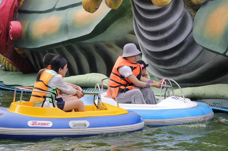 Phơi mình làm việc dưới cái nắng rát da ở Sài Gòn - 10