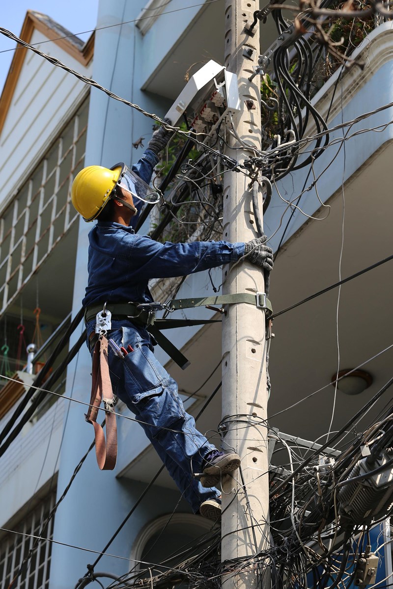 Phơi mình làm việc dưới cái nắng rát da ở Sài Gòn - 11