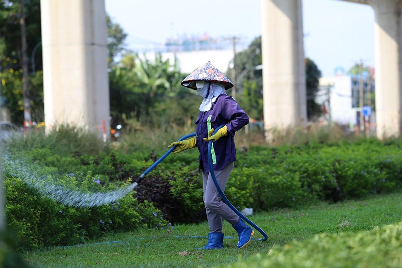 Phơi mình làm việc dưới cái nắng rát da ở Sài Gòn - 12