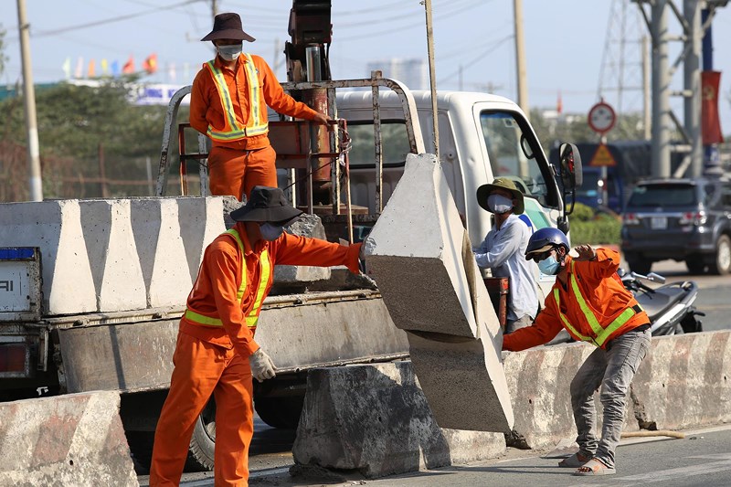 Phơi mình làm việc dưới cái nắng rát da ở Sài Gòn - 13