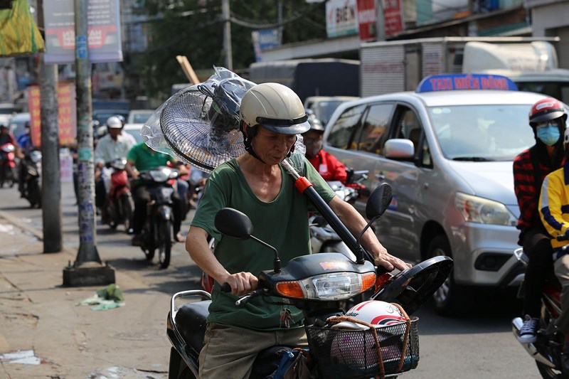 Phơi mình làm việc dưới cái nắng rát da ở Sài Gòn - 14