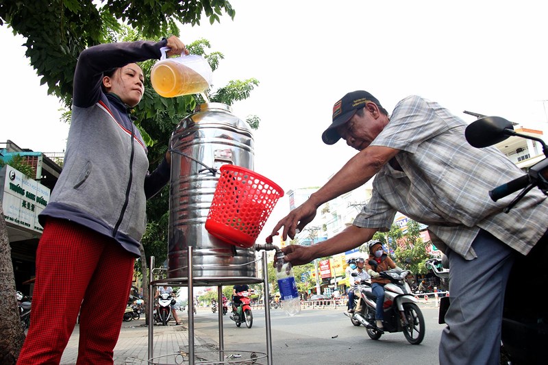 Phơi mình làm việc dưới cái nắng rát da ở Sài Gòn - 16