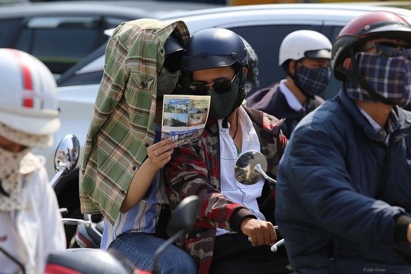 Phơi mình làm việc dưới cái nắng rát da ở Sài Gòn - 2