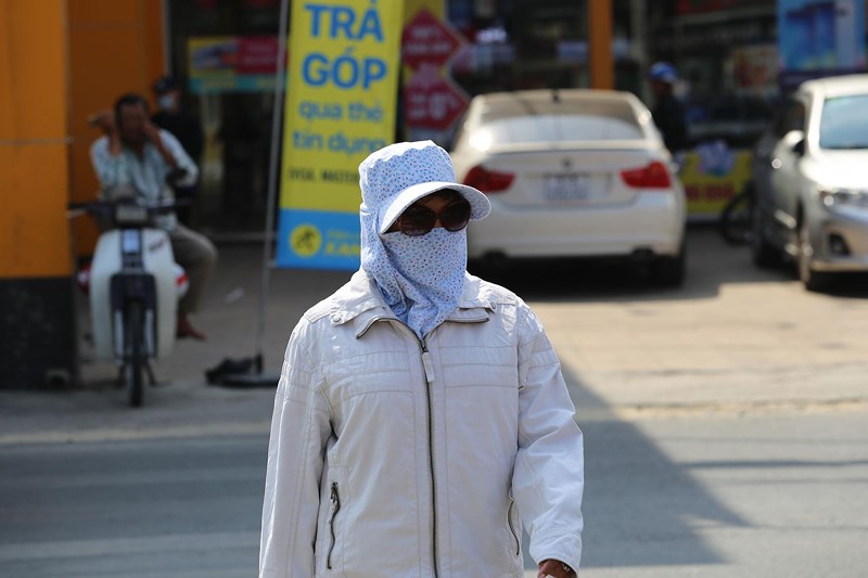 Phơi mình làm việc dưới cái nắng rát da ở Sài Gòn - 3