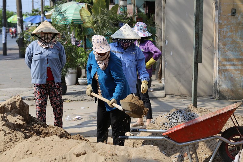Phơi mình làm việc dưới cái nắng rát da ở Sài Gòn - 4