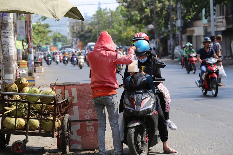 Phơi mình làm việc dưới cái nắng rát da ở Sài Gòn - 5