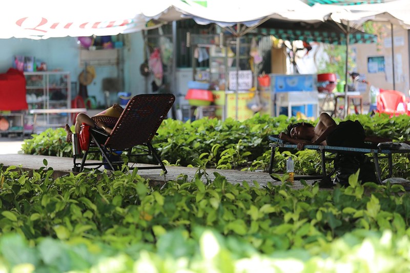 Phơi mình làm việc dưới cái nắng rát da ở Sài Gòn - 6