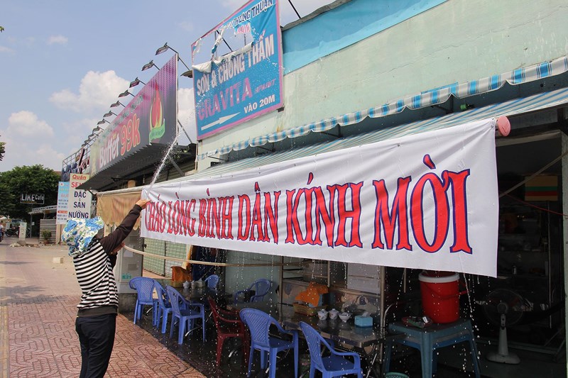 Phơi mình làm việc dưới cái nắng rát da ở Sài Gòn - 7