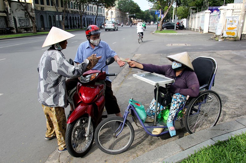 Phơi mình làm việc dưới cái nắng rát da ở Sài Gòn - 8
