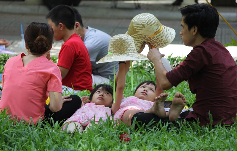 Phơi mình làm việc dưới cái nắng rát da ở Sài Gòn - 9