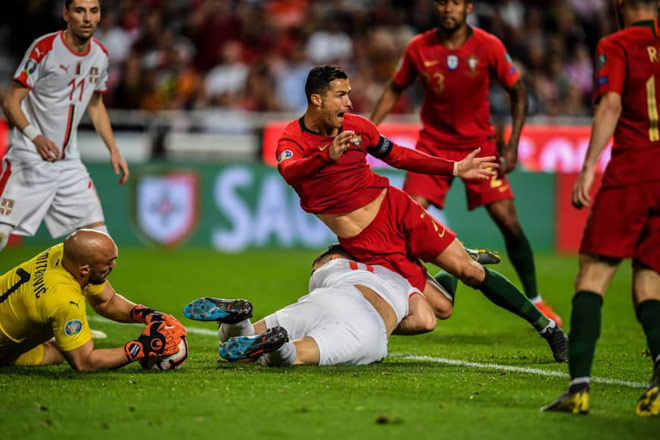 Ronaldo bất ngờ lâm nguy: HLV Juventus báo tin dữ, lo số phận ở cúp C1 - 1