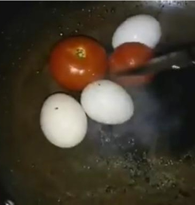 Trứng xào cà chua nguyên quả.