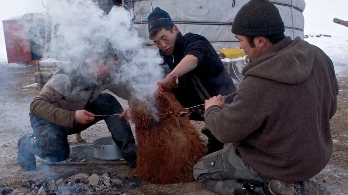 Tròn mắt trước món đặc sản Mông Cổ: Đá nóng nhồi bụng dê - 4