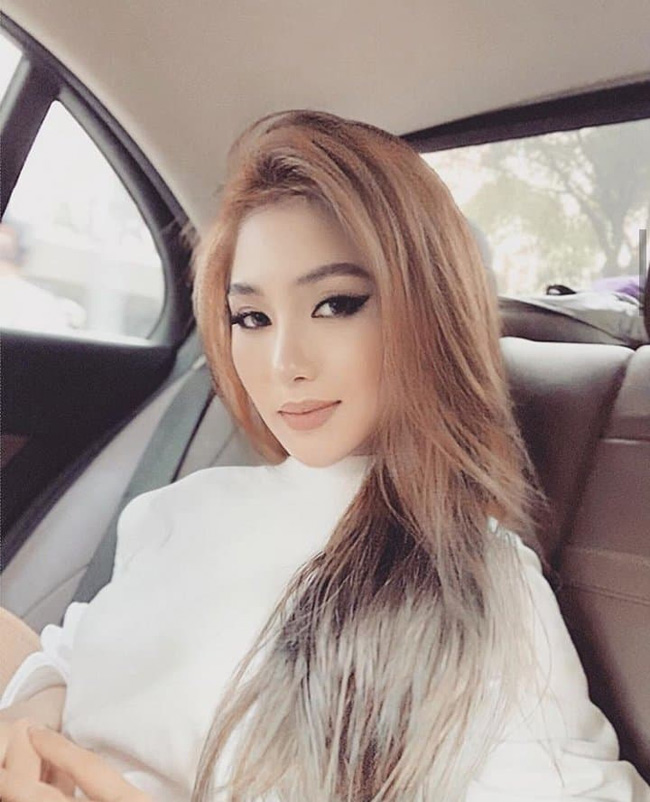 Chán tóc ngắn, Hương Tràm lại khoe ảnh tóc dài kiểu nhuộm bạch kim.