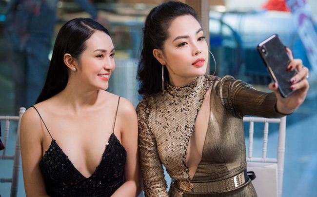 Vẻ đẹp của vòng 1 chính là "vũ khí" gây mê người đối diện của Hương Baby với váy áo xẻ cổ sâu hun hút.&nbsp;