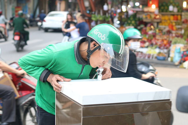 Hà Nội: Trụ nước miễn phí uống ngay giữa đường phố trở thành nơi... rửa tay - 1