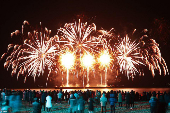 Người dân và du khách thưởng thức pháo hoa mừng năm mới tại Yulpo, Hàn Quốc. Ảnh: EPA