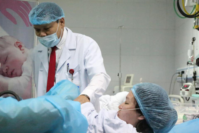 Giám đốc Bệnh viện Phụ sản Trung ương chào đón công dân đầu tiên của năm 2020 - Ảnh: Thanh Hương