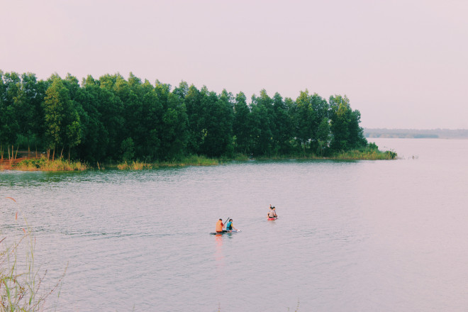 Chèo sup trên hồ Trị An