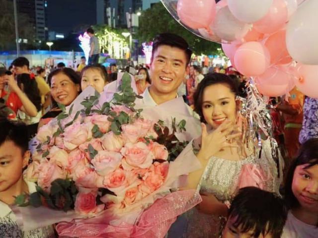 Cầu thủ Duy Mạnh cầu hôn em vợ Văn Quyết giữa "biển người" trên phố đi bộ Nguyễn Huệ