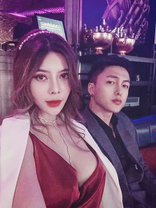 Trên trang cá nhân, Thỏ Ngọc chia sẻ hình ảnh bên người yêu điển trai và cho biết cả hai đang chuẩn bị cho lễ cưới. Thông tin này khiến nhiều người bất ngờ. Người hâm mộ gửi lời chúc mừng tới Thỏ Ngọc và mong cô được hạnh phúc, trở thành cô dâu xinh đẹp nhất.