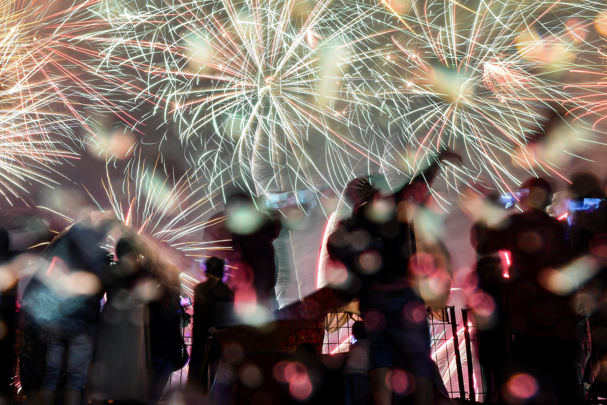 Những màn pháo hoa hoành tráng được bắn trên khắp thế giới để chào đón năm mới 2020