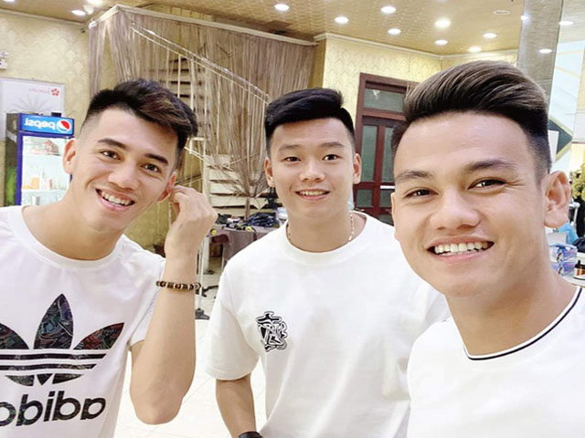 Làm đẹp - Các cầu thủ U23 Việt Nam thi nhau cắt tóc "cầu may" chào năm mới