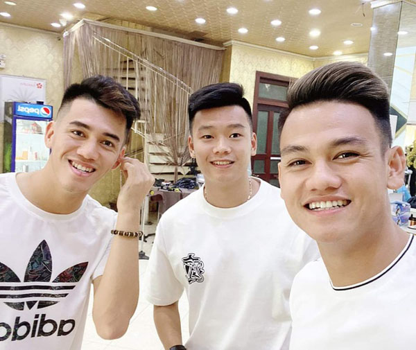 Các cầu thủ U23 Việt Nam thi nhau cắt tóc "cầu may" chào năm mới - 6