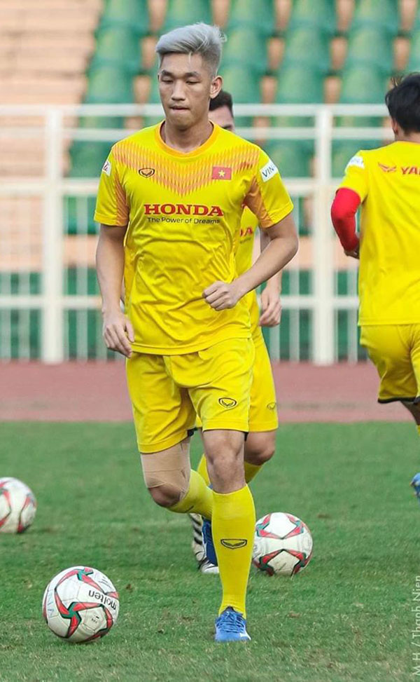 Các cầu thủ U23 Việt Nam thi nhau cắt tóc "cầu may" chào năm mới - 11