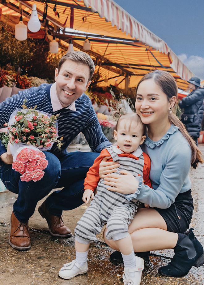 Tết Tây năm nay khá đặc biệt với Lan Phương. Cô cùng gia đình vừa chuyển sang nhà mới nên muốn mọi thứ thật ấm cúng và tươm tất. Bên cạnh đó, cô cũng muốn mang đến cảm giác vui vẻ và ấm áp đến cho ông xã vì năm nay anh đón Tết ở Việt Nam, không có bố mẹ, anh em bên cạnh. Nữ diễn viên muốn chồng đi chợ hoa để cảm nhận thêm về cuộc sống đời thường của người Việt Nam.