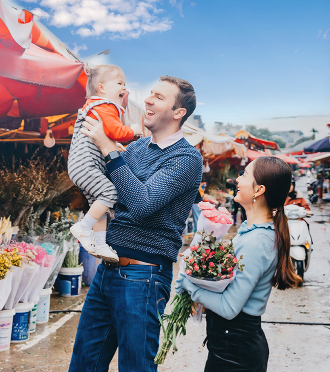 Ông xã Lan Phương là người nước ngoài nên khá coi trọng ngày Giáng sinh và Tết dương lịch. Bởi thế, dù khá bận rộn với công việc, nữ diễn viên vẫn tranh thủ thời gian rủ ông xã và con gái xúng xính quần áo đi chợ mua sắm những vật dụng để trang trí nhà cửa.