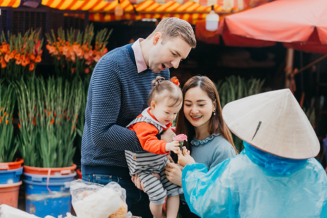 Lan Phương cho biết cô yêu nét đẹp rất riêng của Hà Nội. Đặc biệt là những chiếc xe đạp chở đầy hoa bán khắp phố phường và những hàng bánh kẹo rôm rả trên đường phố.