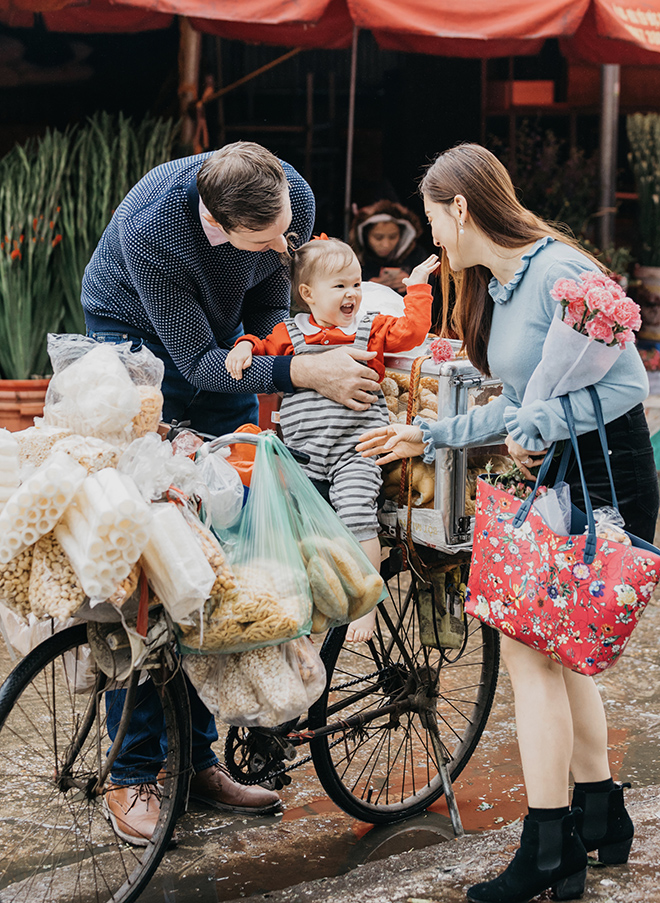 Con gái của Lan Phương rất thích thú khi được các cô bán hàng cho ngồi thử trên xe đạp. Chồng Tây cao hơn 2m cũng khá yêu thích các gánh hàng hoa ở đường phố Hà Nội. 