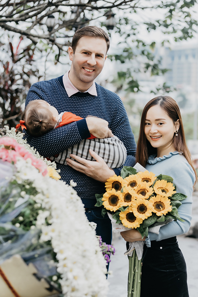 Dù thời tiết Hà Nội thời gian này khá ẩm ướt nhưng con gái Lan Phương vẫn vui vẻ chạy khắp chợ. Đến cuối buổi, cô bé ngủ thiếp đi trong lúc bố mẹ vẫn mải mê chọn hoa về nhà trang trí.