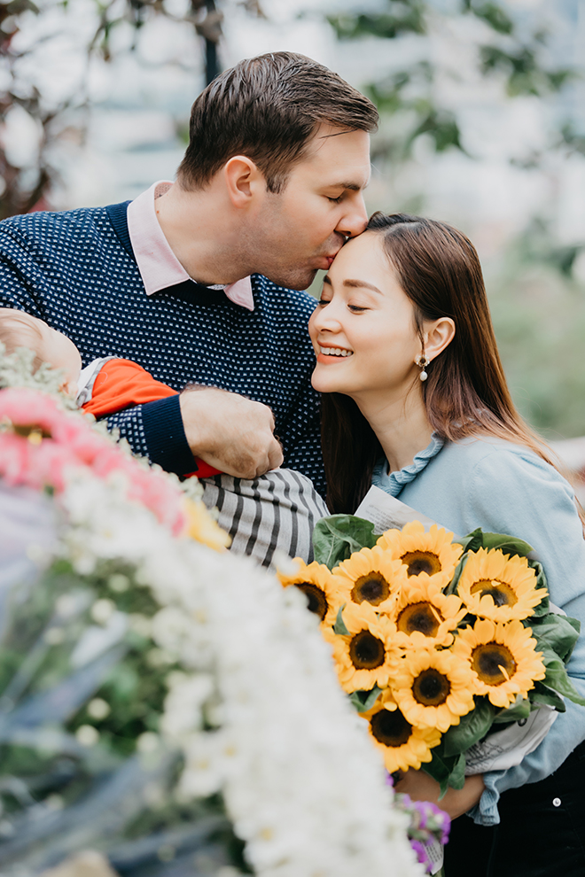 Nữ diễn viên chia sẻ: “Với Phương, tết tây hay tết ta đều có những ý nghĩa riêng. Nhưng tựu trung vẫn là những lời chúc an lành, bình an và thịnh vượng cho cả năm. Phương cũng muốn con gái Lina hiểu thêm nhiều nét văn hoá của nhiều vùng miền, nhiều đất nước về tết Dương lịch và tết cổ truyền để con lớn lên hoà nhập nhưng không bị hoà tan giữa muôn vàn biến tướng văn hoá đang xuất hiện”.