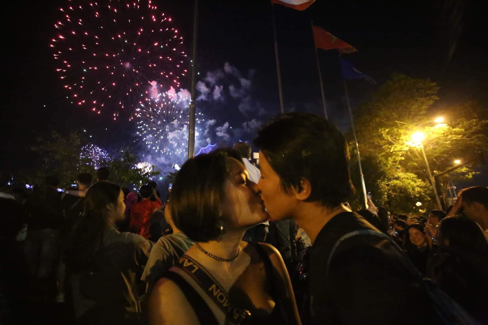 Cặp đôi trao nhau nụ hôn ngọt ngào trong khoảnh khắc chuyển giao giữa năm mới và năm cũ.