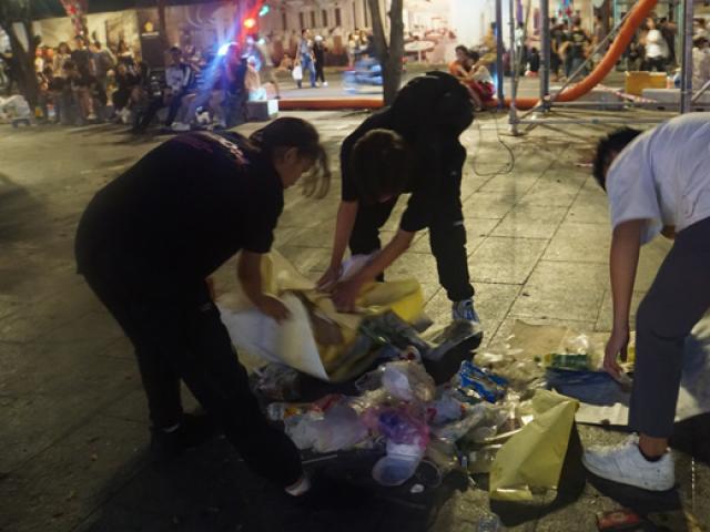 Tin tức trong ngày - Nóng 24h qua: Hành động cực ý nghĩa của nhóm bạn trẻ sau phút đón giao thừa