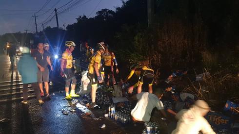 Người dân gọi nhau gom giúp hơn 500 thùng bia bị đổ xuống đường - 3