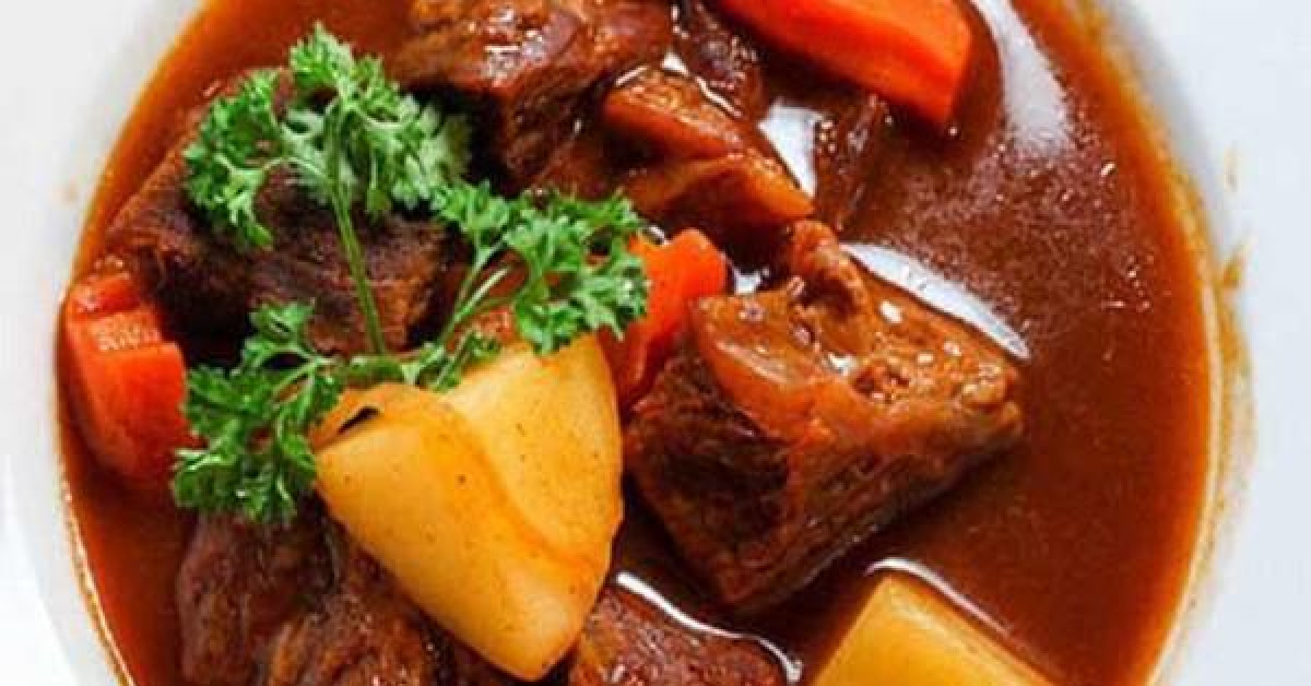 Ẩm thực - Cuối tuần vào bếp với món bò sốt vang nấu với gấc ngon tuyệt hảo