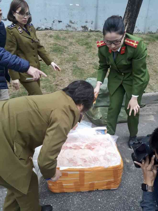  Ngày 28/12, lực lượng quản lý thị trường Hà Nội và công an Từ Liêm bắt giữ thực phẩm bốc mùi bên ngoài siêu thị Mega Market 