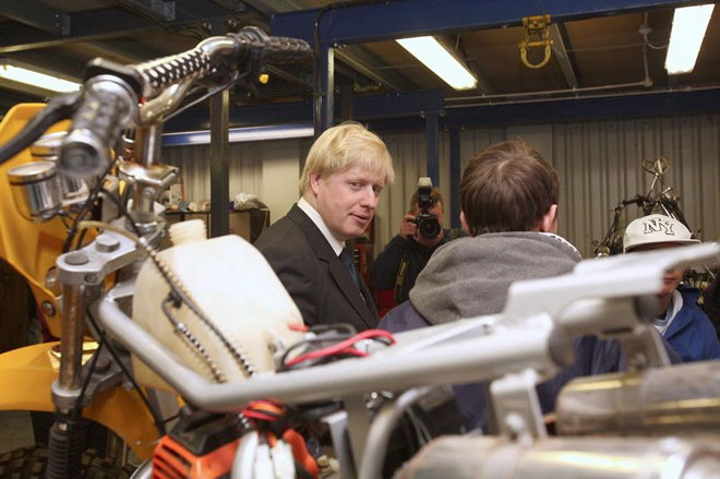 Thủ tướng Anh đã nhận được món quà Giáng sinh là một chiếc Yamaha TTR 125 cũ