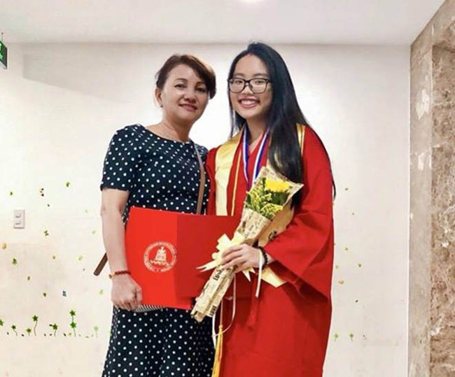 Mẹ cũng là người ủng hộ con gái hết mình, bên cạnh Mỹ Chi khi &#34;chị Bảy&#34; vướng phải những tin đồn thất thiệt về chuyện mua điểm trên lớp.