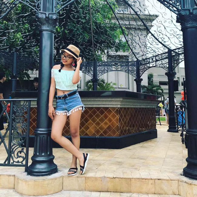 Các fan bênh vực cho rằng Phương Mỹ Chi đã lớn nên việc mặc short jeans hay áo crop top ra phố cũng chẳng phải là điều đáng trách gì.