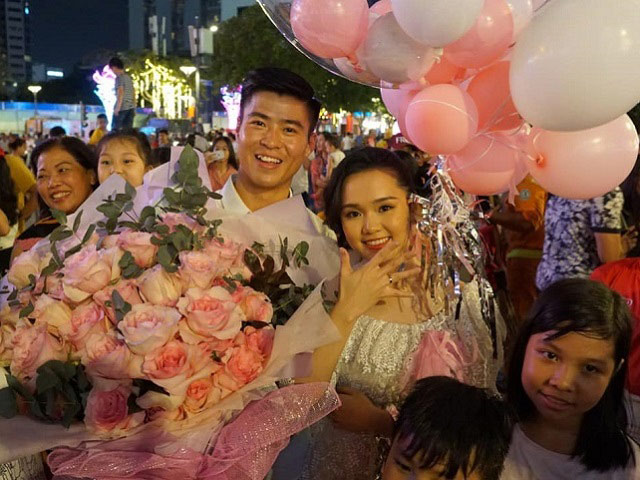 Bạn trẻ - Cuộc sống - Vợ sắp cưới Duy Mạnh hạnh phúc rạng ngời sau màn cầu hôn giữa biển người