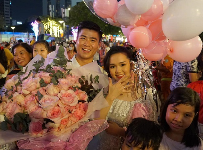 Tối ngày 1/1/2020, hậu vệ Duy Mạnh đã có màn cầu hôn bạn gái Quỳnh Anh tại TP.HCM. Đây là bức ảnh đôi bạn trẻ cùng đăng tải lên trang cá nhân. Duy Mạnh viết lời nhắn: "Đồng ý làm vợ anh nhé", Quỳnh Anh đáp lại: "Em đồng ý".