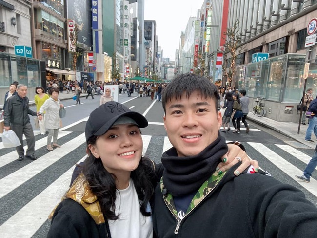Sau khi Duy Mạnh cùng ĐT Việt Nam tham dự vòng loại World Cup 2022, hai bạn trẻ đã du lịch Nhật Bản.